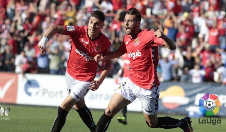 Naranjo celebra amb Alex López el primer gol del partit.