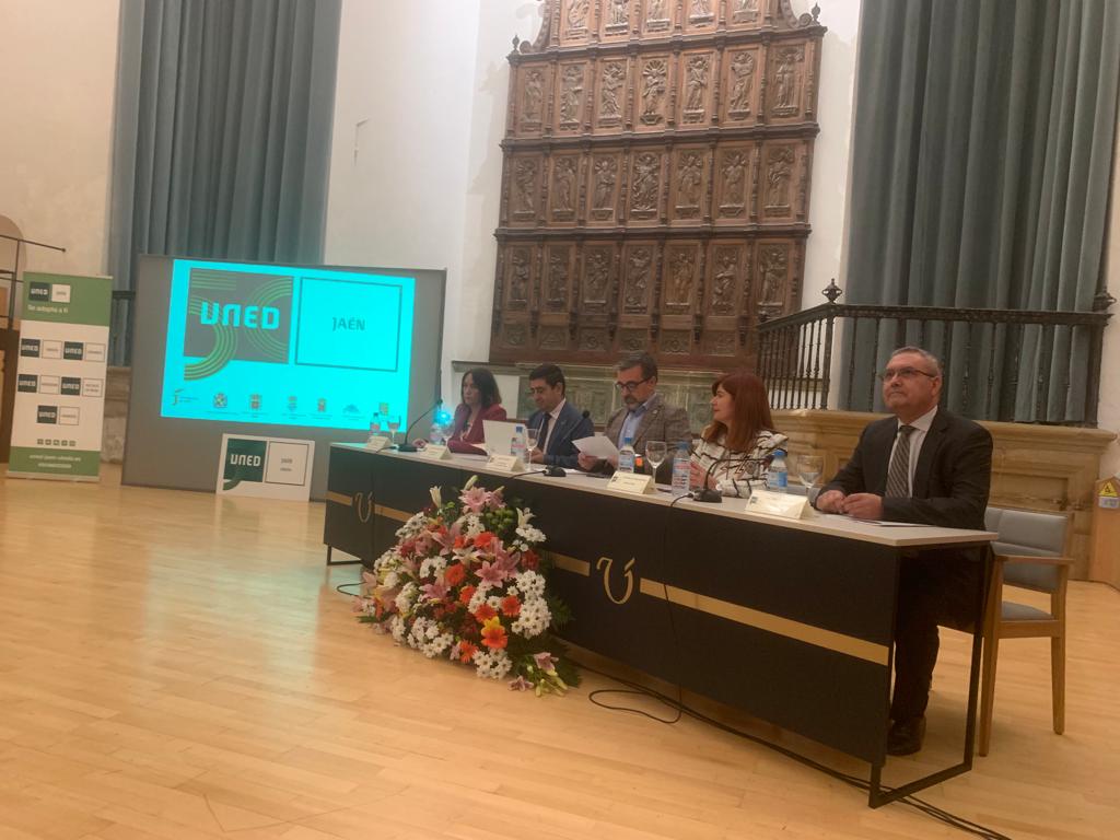 Autoridades y responsables de la UNED durante el acto inaugural.