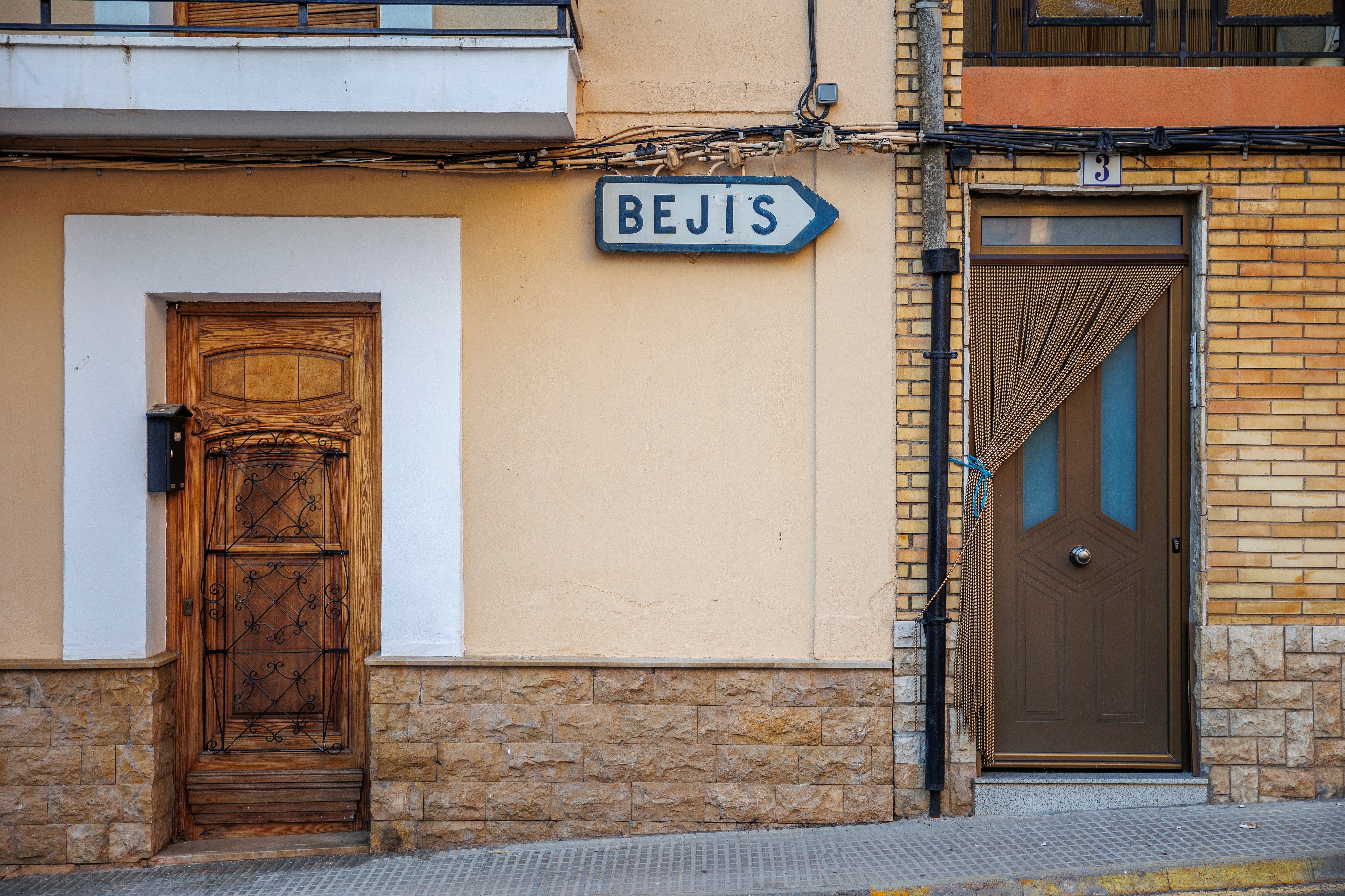 Letrero que señala la dirección de Bejís en el municipio de Torás