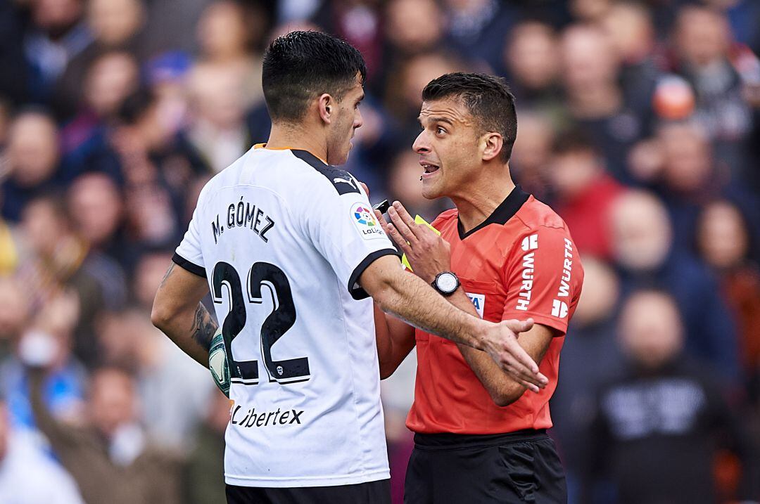 Gil Manzano explicándole una jugada a Maxi Gómez, jugador del Valencia CF