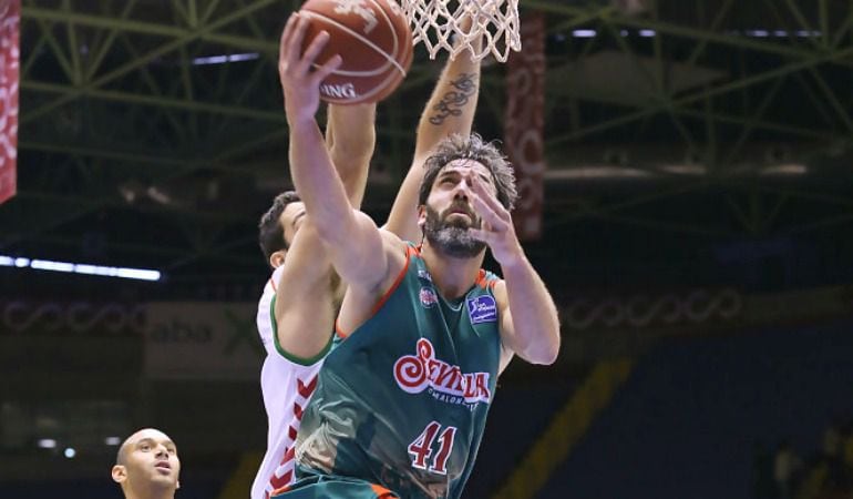 Bourousis trata de taponar a Berni ante la atenta mirada de Adam Hanga.