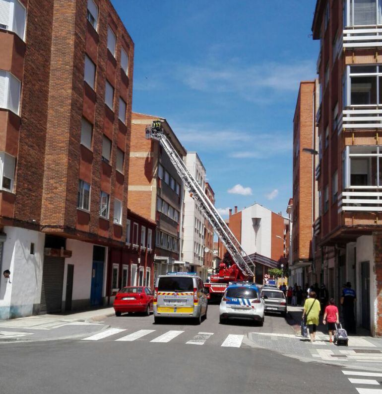Intervención de los bomberos en la calle Federico Mayo
