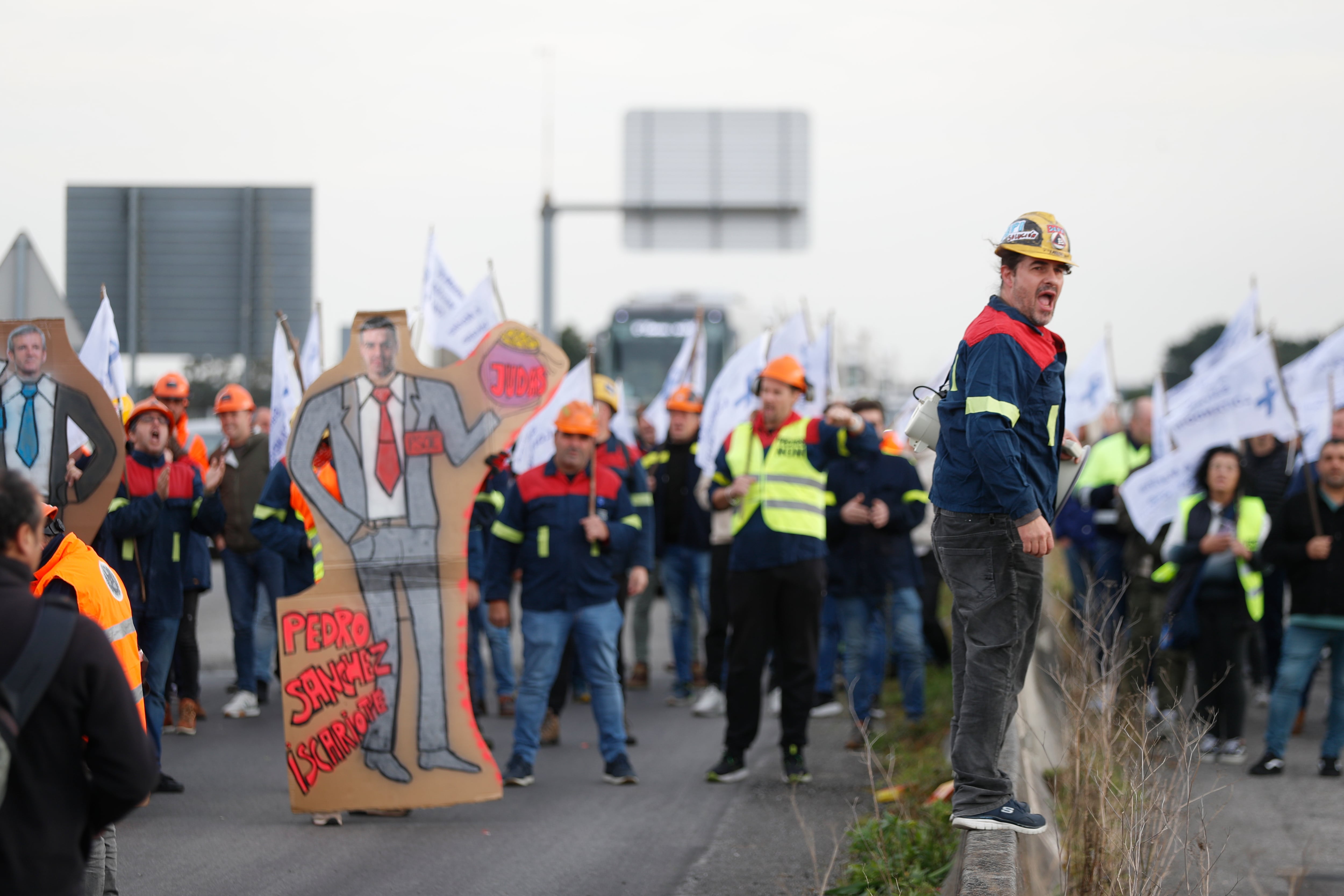 RIBADEO (LUGO), 23/11/2024.- Trabajadores de Alcoa San Cibrao cortan la autovía A8, durante una concentración en Ribadeo (Lugo) este sábado en defensa del futuro de la compañía de aluminio primario asentada en A Mariña y para exigir la implicación de Gobierno y Xunta en la resolución del problema. EFE/ Eliseo Trigo
