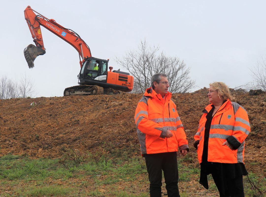 El diputado general, Markel Olano, con Aintzane Oiarbide, diputada de Infraestructuras Viarias en su visita a las obras del semi enlace de la AP-8 en Irun.