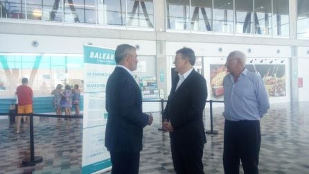 Visita de Ximo Puig a la Estación Marítima Baleària Port, para reunirse con miembros de la Asociación Nacional de Empresas Náuticas.