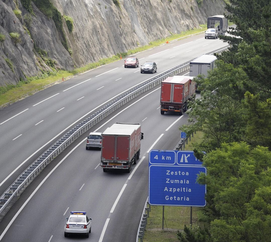 El 39,4 % de los vascos utilizan para desplazarse de manera habitual el transporte privado, principalmente el coche, mientras que el 37,6 % se mueven a pie o en bicicleta y solo el 22,9 % usa el transporte público, un porcentaje que se ha reducido en los 