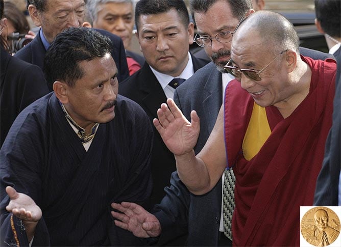 El Dalai a su llegada a un hotel de Washington. Al pie, la medalla de oro.