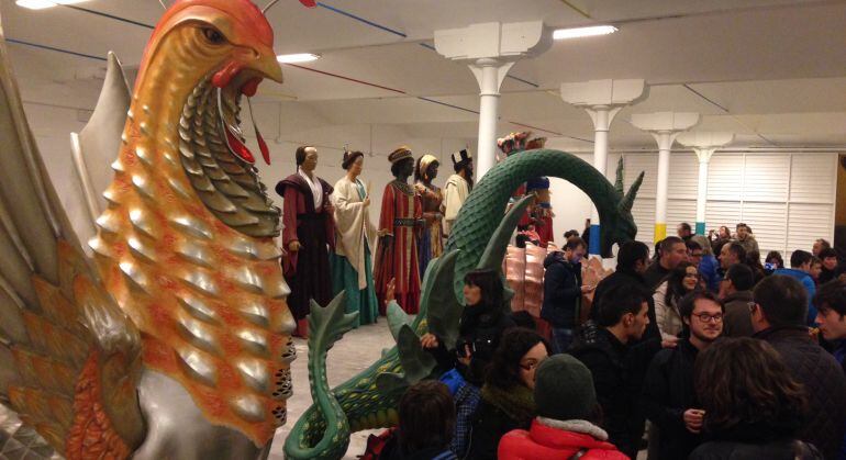 Els elements del seguici festiu i els seus portadors, en la festa d'inauguració del nou local. 