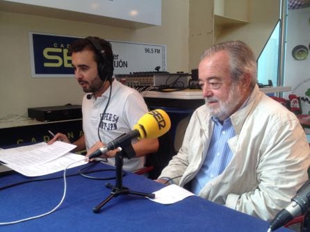 Manolo Llanos junto a David González en el stand de Ser Gijón en la Feria de Muestras.