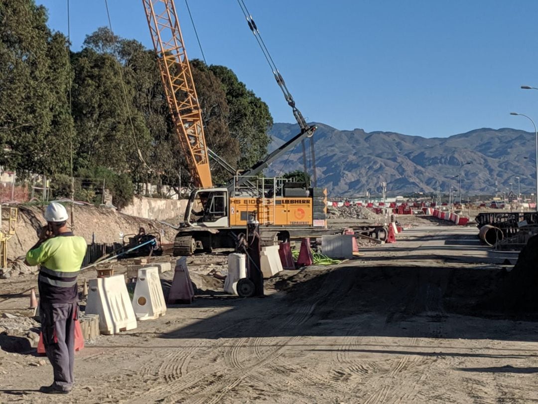 Maquinaria trabajando en la zona del paso a nivel de El Puche.