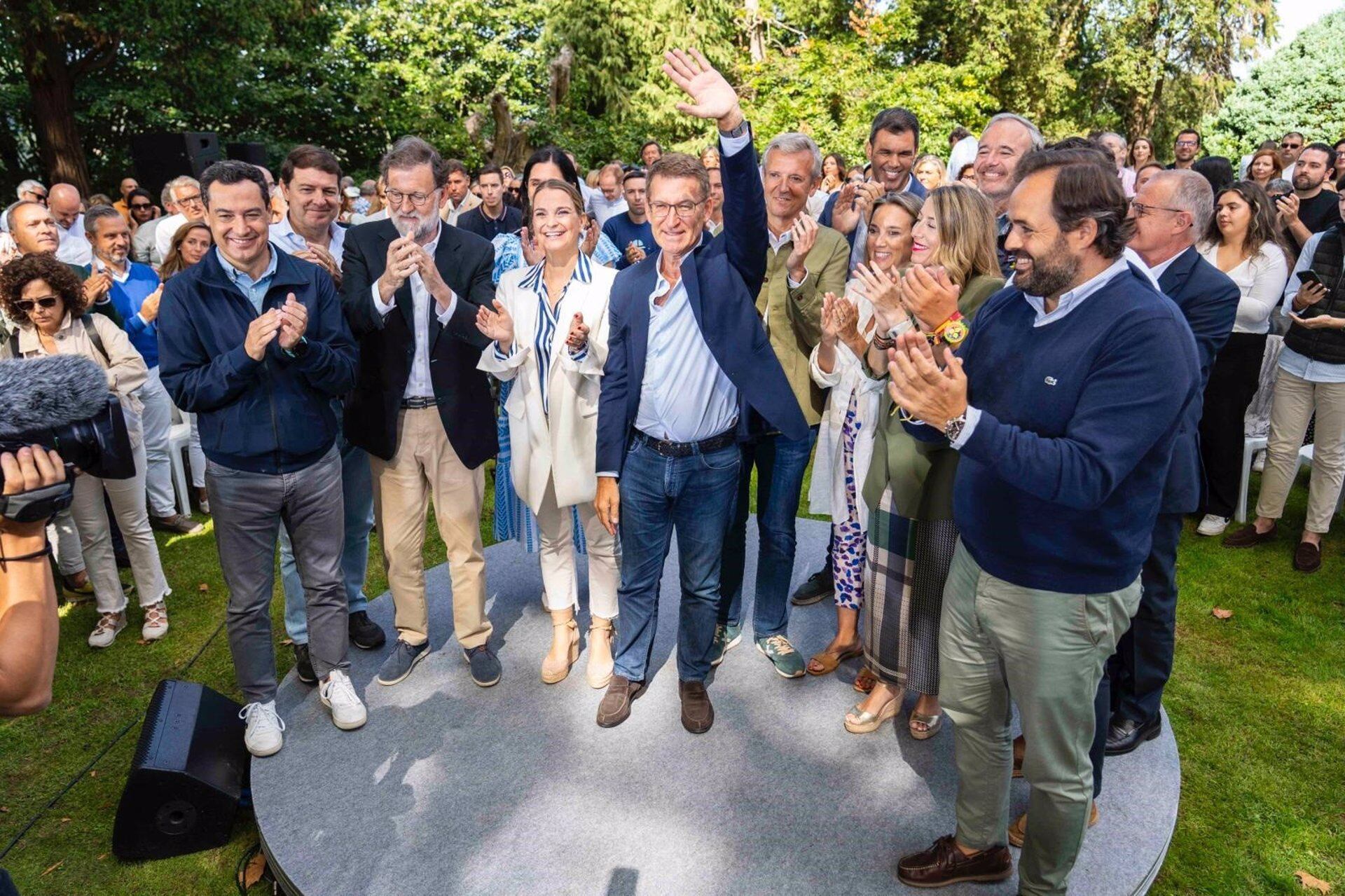 27/08/2023 La presidenta del PP en Baleares y máxima responsable del Govern balear, Marga Prohens, junto al presidente del PP nacional, Alberto Núñez-Feijóo, y otros miembros del Partido, en en el Castillo de Soutomaior.

La presidenta del PP balear, Margalida Prohens, ha defendido este domingo, en la apertura del curso político 2023-2024 del PP nacional presidida por el presidente del partido, Alberto Núñez Feijóo, en el Castillo de Soutomaior, que España &quot;necesita un Gobierno que trabaje desde la centralidad, por el interés general y la igualdad&quot;.

POLITICA 
PP
