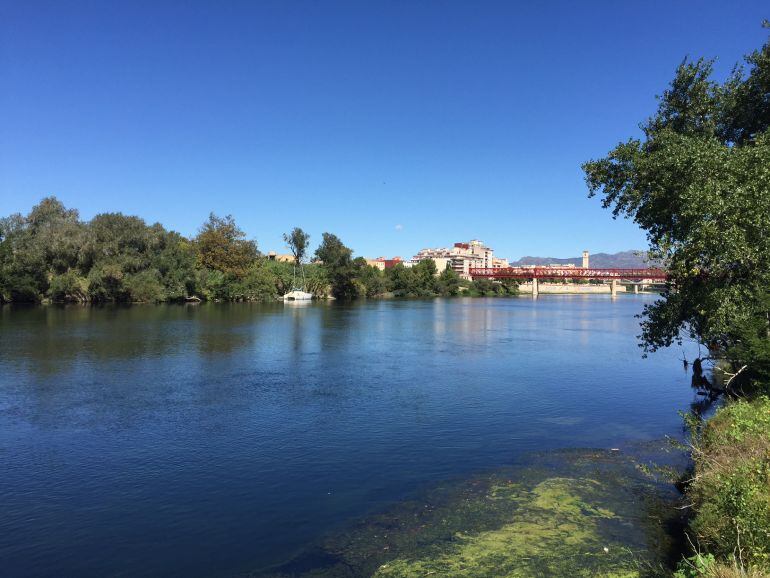 El riu Ebre, al seu pas per la ciutat de Tortosa.