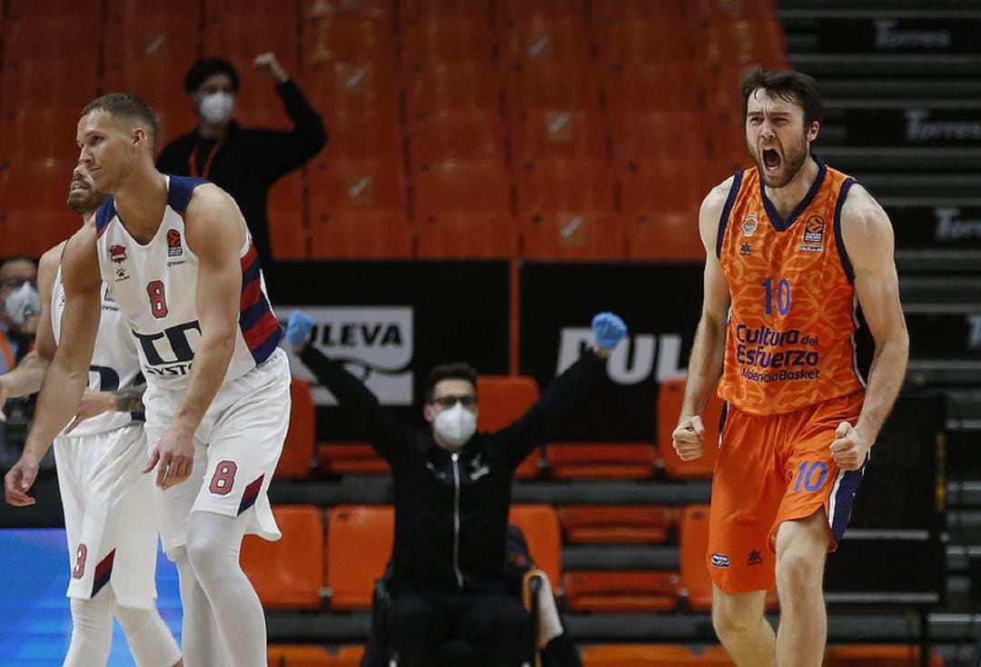 Mike Tobey celebra la victoria ante Baskonia