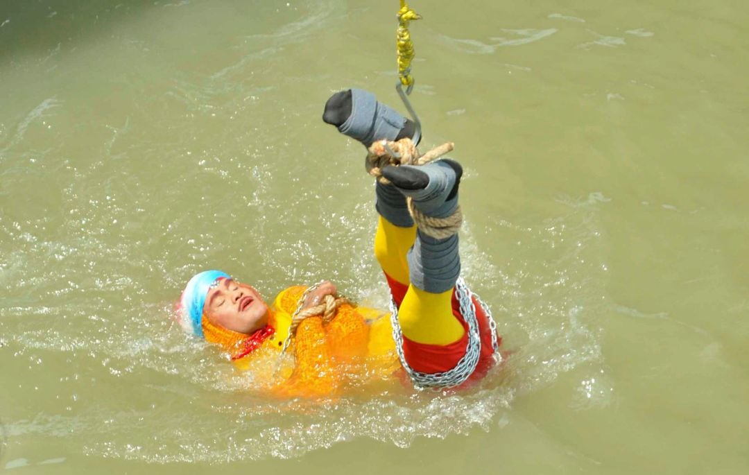 El momento en el que el mago Chanchal Lahiri entrar en el Ganges para intentar el truco de Houdini