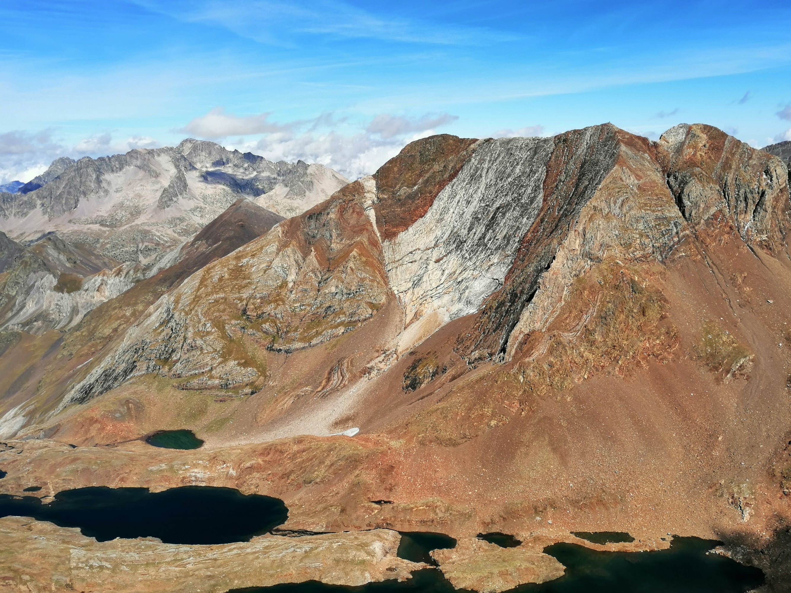 Imagen de recurso de la vista del Pico Infiernos desde el Garmo Negro, con los ibones de Pandiellos en sus faldas