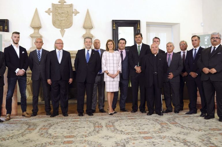 María Dolores de Cospedal con los galardonados en el Día de Castilla-La Mancha 2015