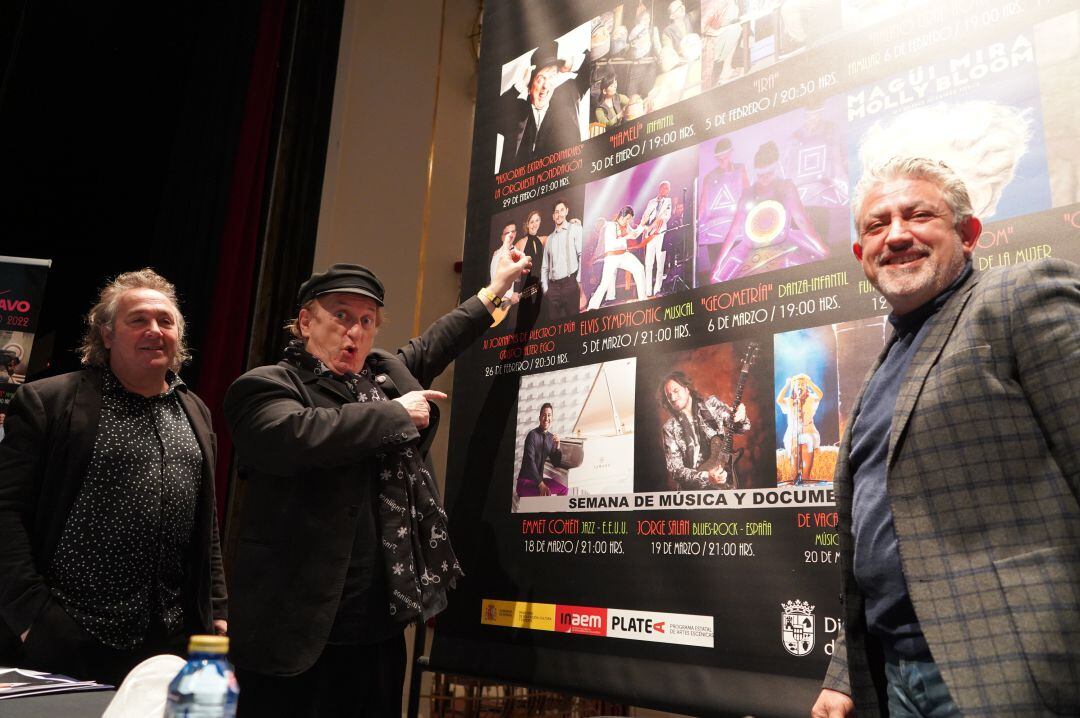 Presentación de la programación del primer trimestre del Teatro Juan Bravo - Javier Gurruchaga (centro) con Marco Antonio Cosa, director del Teatro (izq.) y el diputado de cultura José María Bravo (drcha).