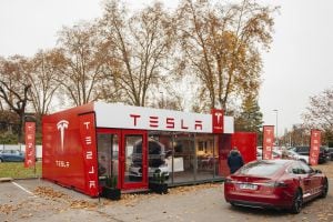 La compañía estadounidense Tesla, que ya ha revolucionado el mundo de la automoción con su coche eléctrico, quiere lanzarse ahora al sector del autoconsumo eléctrico.