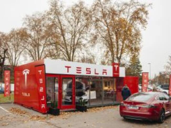La compañía estadounidense Tesla, que ya ha revolucionado el mundo de la automoción con su coche eléctrico, quiere lanzarse ahora al sector del autoconsumo eléctrico.
