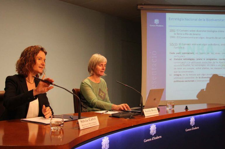 La ministra de Medi Ambient, Agricultura i Sostenibilitat, Sílvia Calvó, i la cap d'Estratègia i Comunicació, Natàlia Rovira, durant la presentació, avui, del Pla Nacional de la biodiversitat.