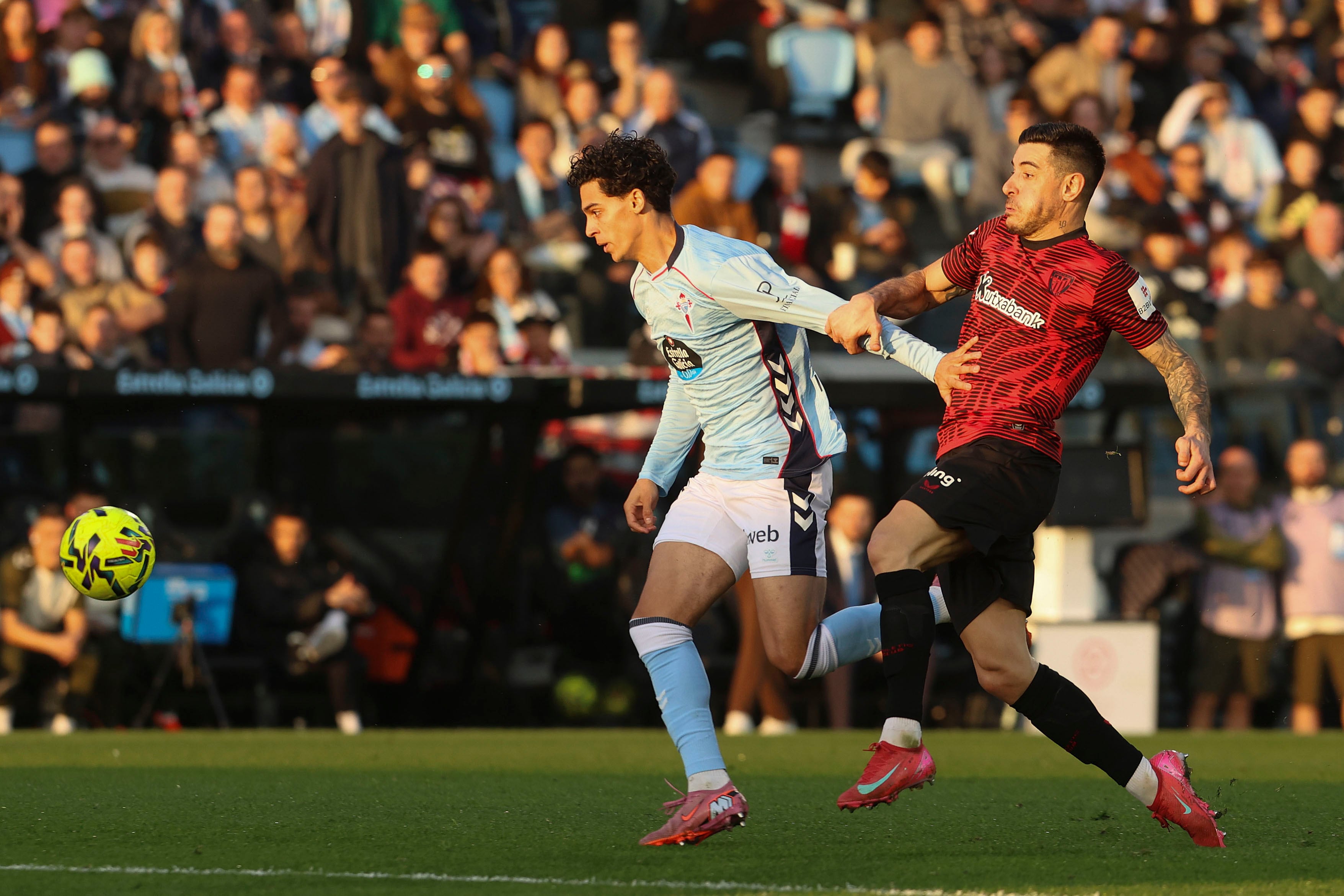 VIGO (PONTEVEDRA), 14/12/2025.- Jones El Abdellaoui (i), del Celta, en la jugada en la que ha marcado el segundo gol del conjunto vigués ante el Athletic, durante el partido de LaLiga disputado este domingo en el estadio de Balaídos. EFE/Salvador Sas