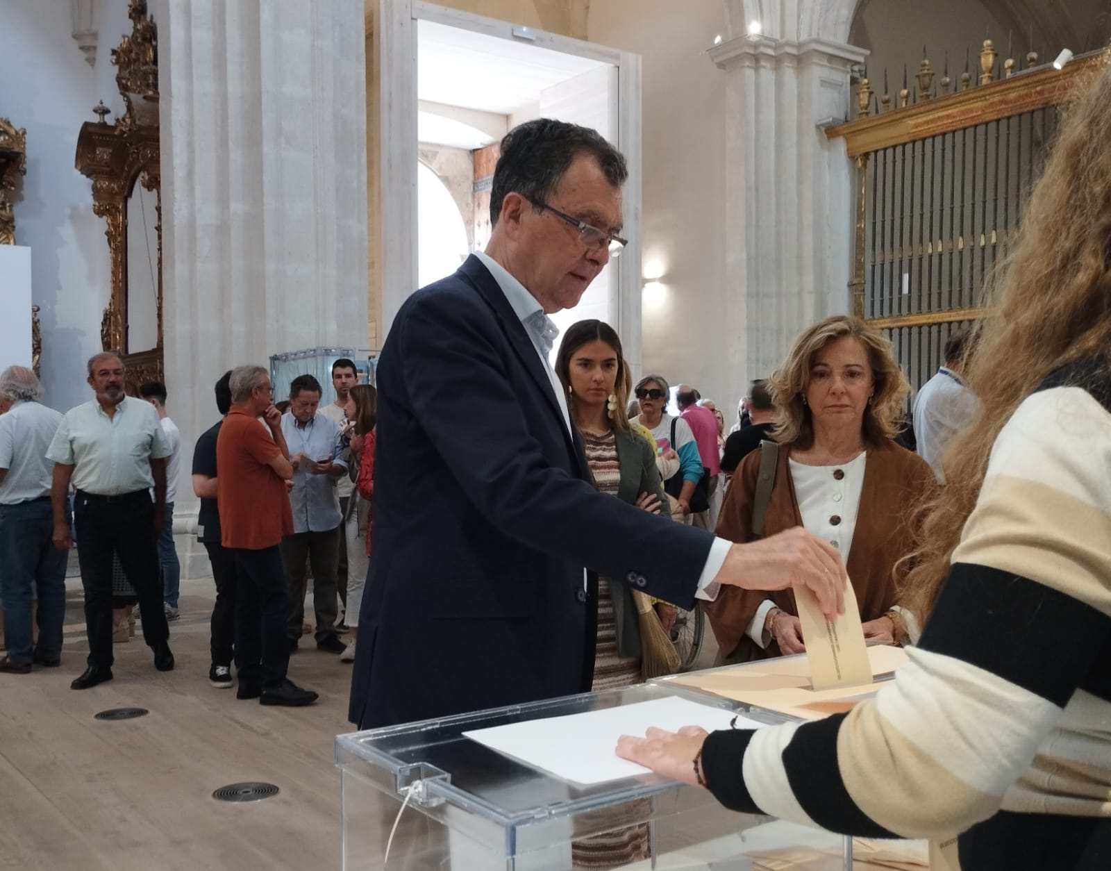 El candidato del PP a la alcaldía de Murcia, José Ballesta, ejerce su derecho al voto en la iglesia desacralizada de San Esteban