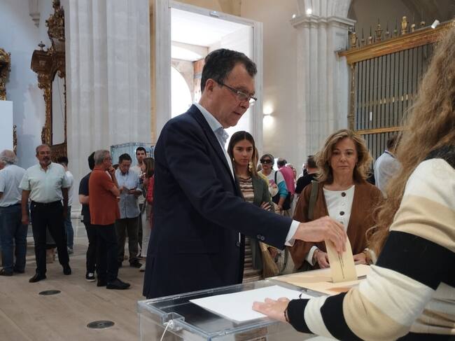 El candidato del PP a la alcaldía de Murcia, José Ballesta, ejerce su derecho al voto en la iglesia desacralizada de San Esteban