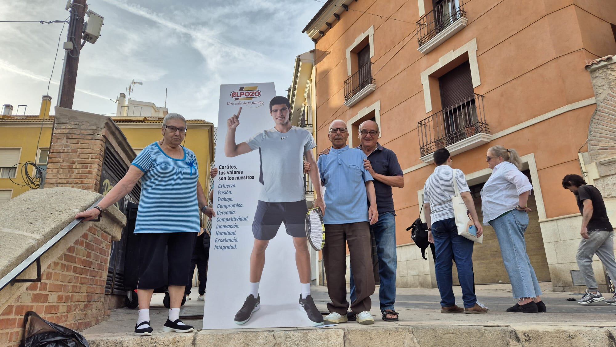 La familia de Los Luises, con un cartel de Alcaraz