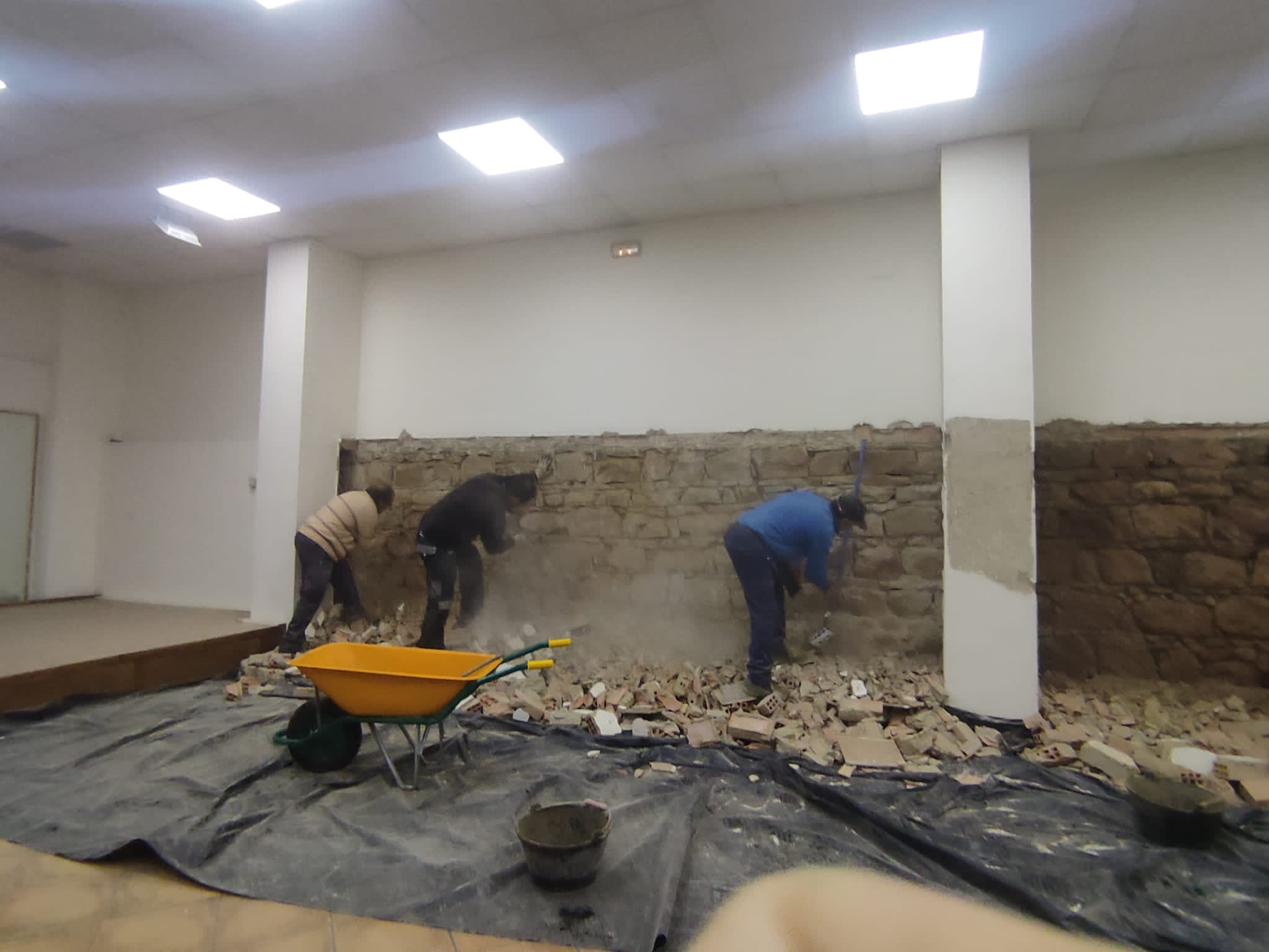 Imagen de la actuación que se acomete, estos días, en la Estación de Almería de Linares.