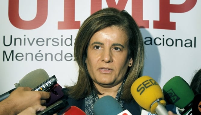 La ministra de empleo y Seguridad Social, Fátima Báñez, realiza unas declaraciones a su llegada a la Universidad Internacional Menéndez Pelayo