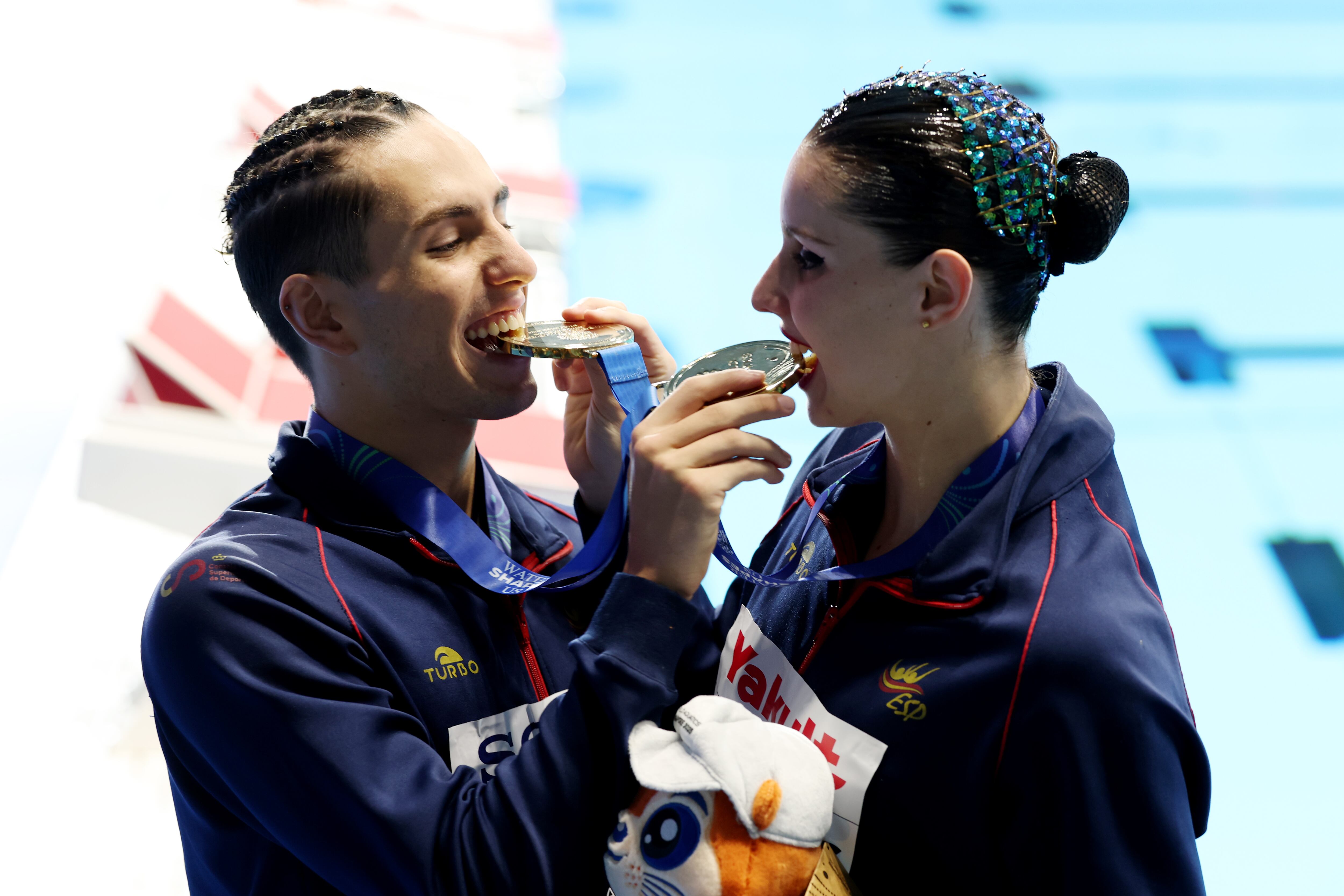 Dennis González e Iris Tió celebran con su medalla de oro en los Mundiales de Singapur