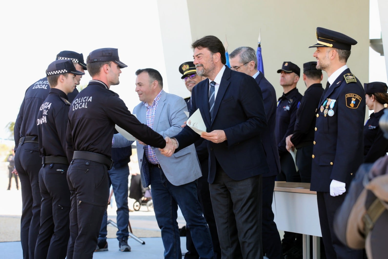 El alcalde Barcala en el acto de entrega de los despachos a los agentes de Policía Local del turno libre que superaron este verano su formación en IVASPE