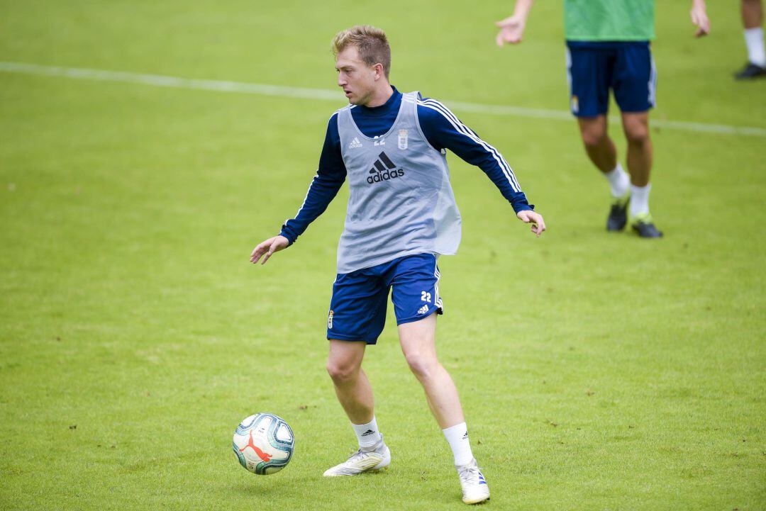 Edu Cortina controla el balón durante un entrenamiento