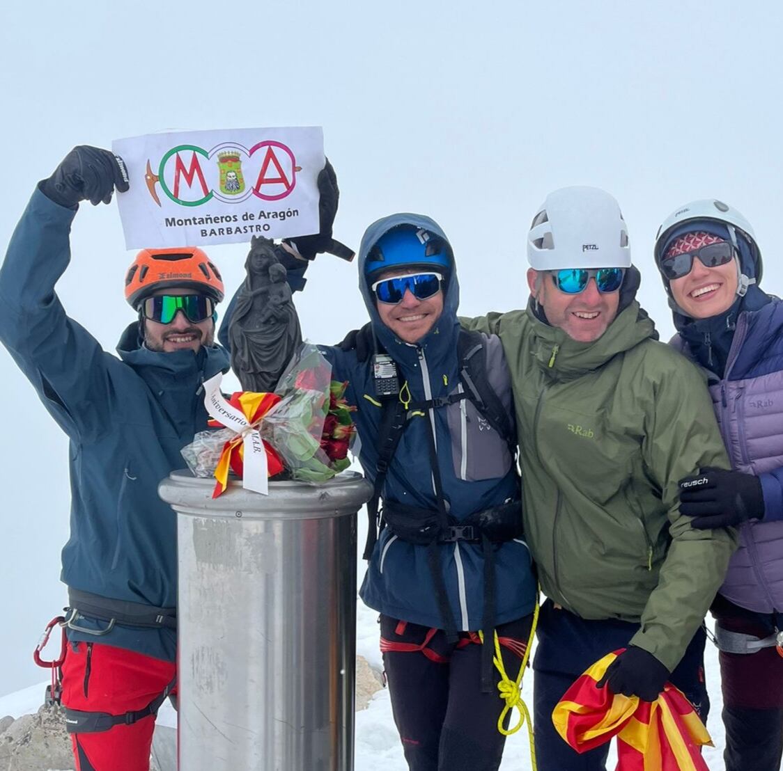 Tradicional ofrenda de flores a la Virgen del Pilar. Foto: Montañeros de Aragón de Barbastro