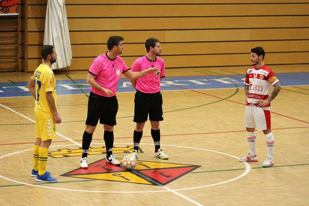 Saludo entre capitanes del Manresa y Mar Dénia.