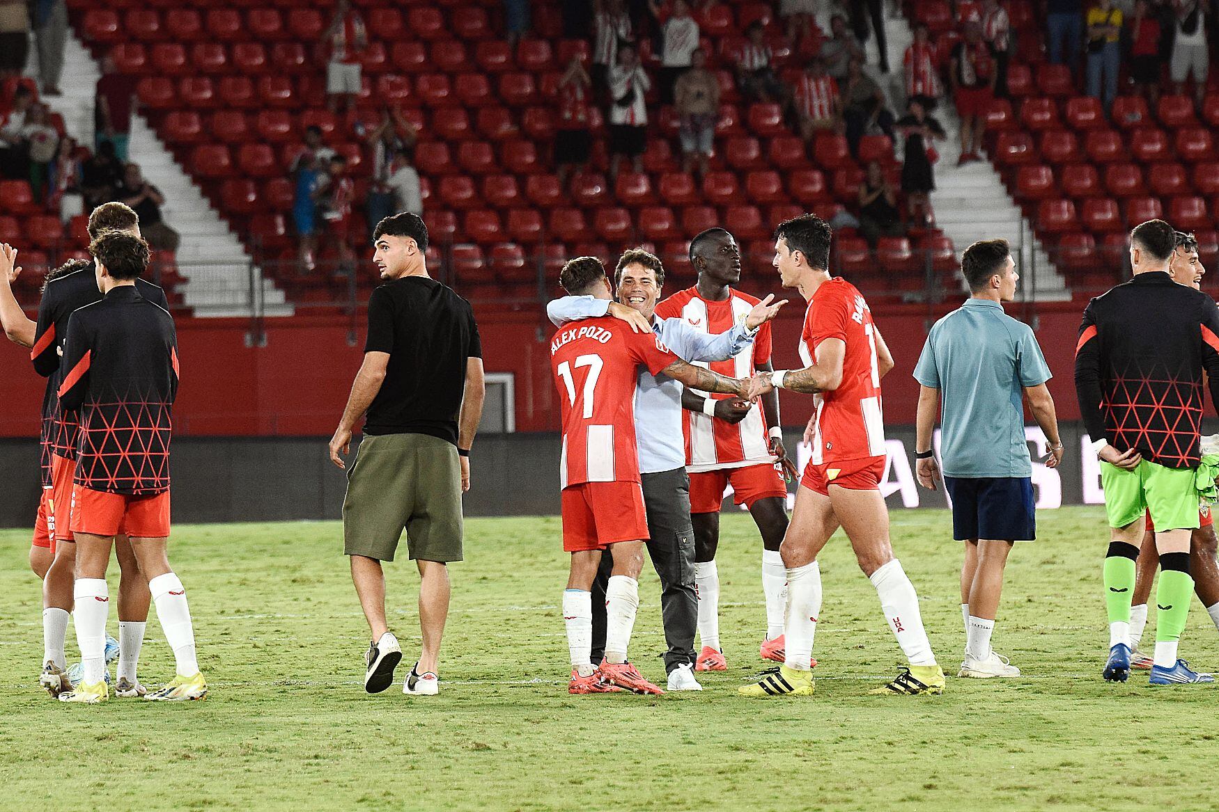 Los jugadores y el entrenador del Almería celebran la victoria con su afición.