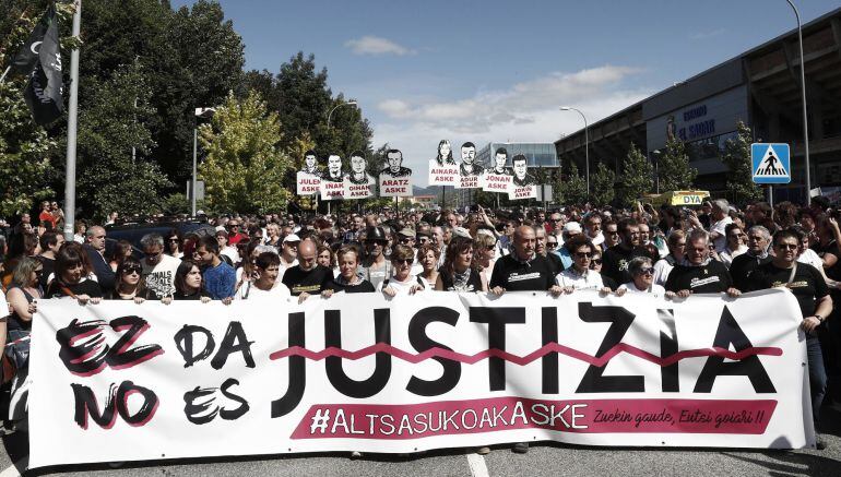 Manifestación convocada bajo el lema &quot;Hau ez da justicia-Esto no es justicia&quot;, por los colectivos Altsasu Gurasoak y la Plataforma Altsasukoak Aske, en apoyo a los jóvenes de Alsasua condenados por agredir a dos guardias civiles y sus parejas