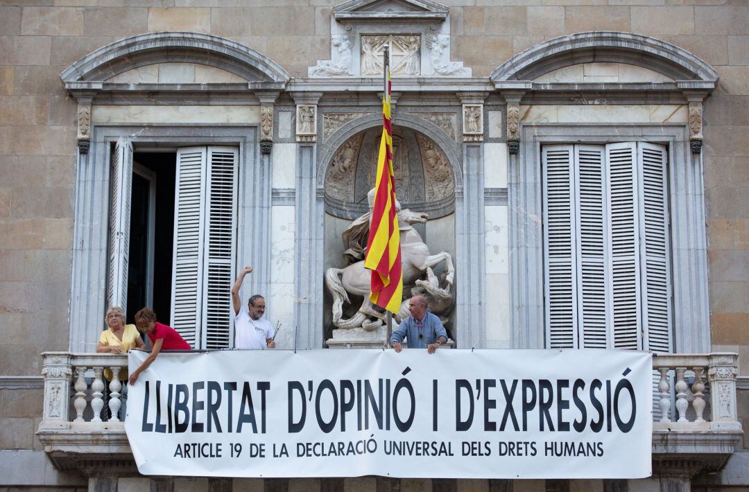 La Generalitat cuelga una nueva pancarta en el Palau.