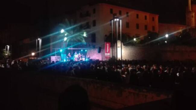 Concierto de Los escarabajos, desde el Puente Romano.