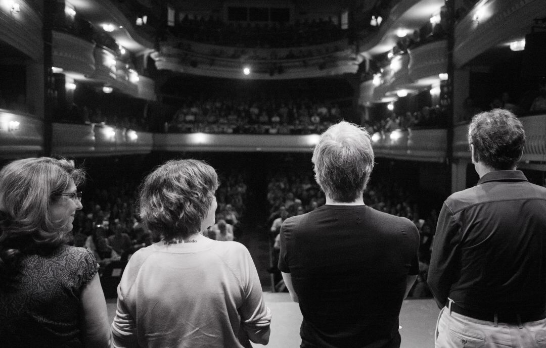 Los narradores de una edición anterior frente al público