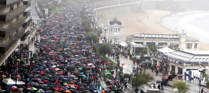 Miles de personas participan en una manifestación en favor de los presos de ETA organizada por Egin Dezagun Bidea en San Sebastián.