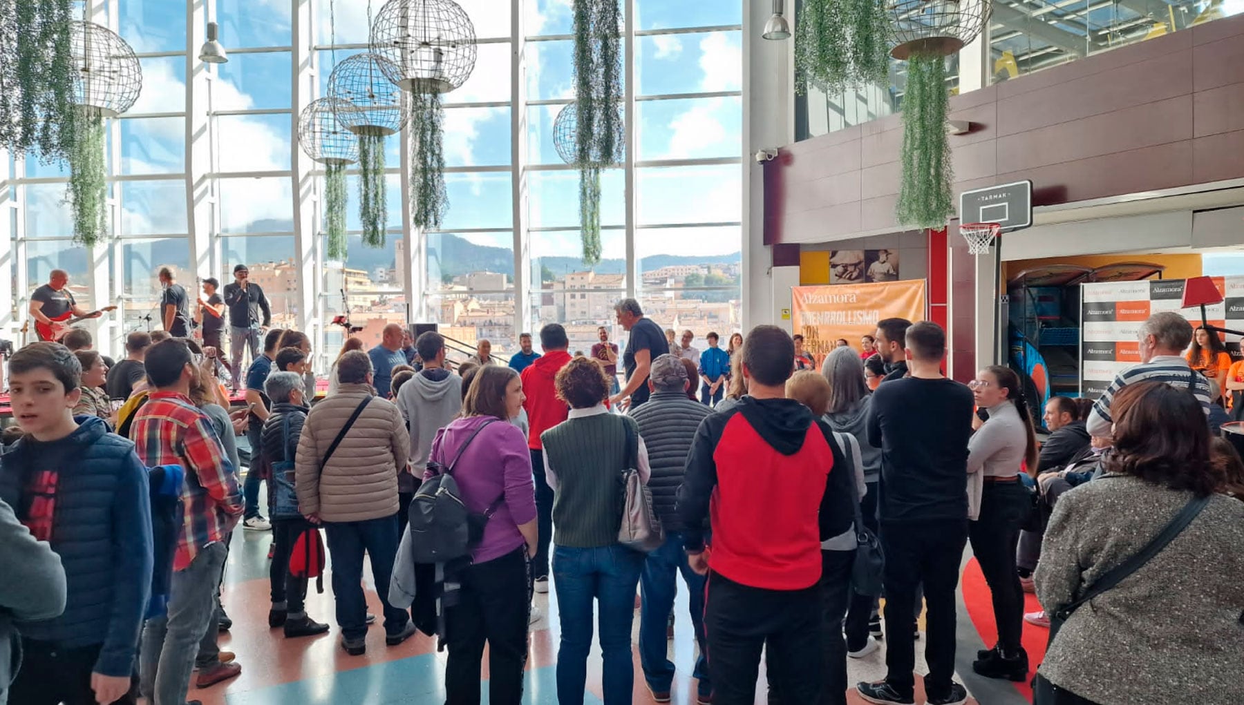 La planta de ocio del Centro Comercial Alzamora se ha llenado de público para ver a Fernando Romay