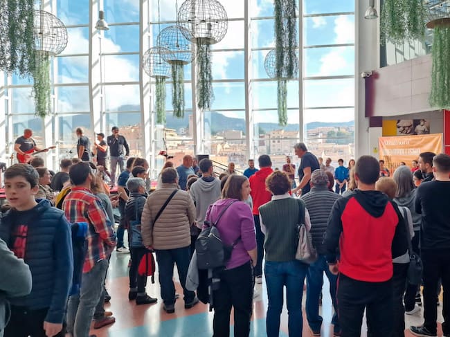 La planta de ocio del Centro Comercial Alzamora se ha llenado de público para ver a Fernando Romay