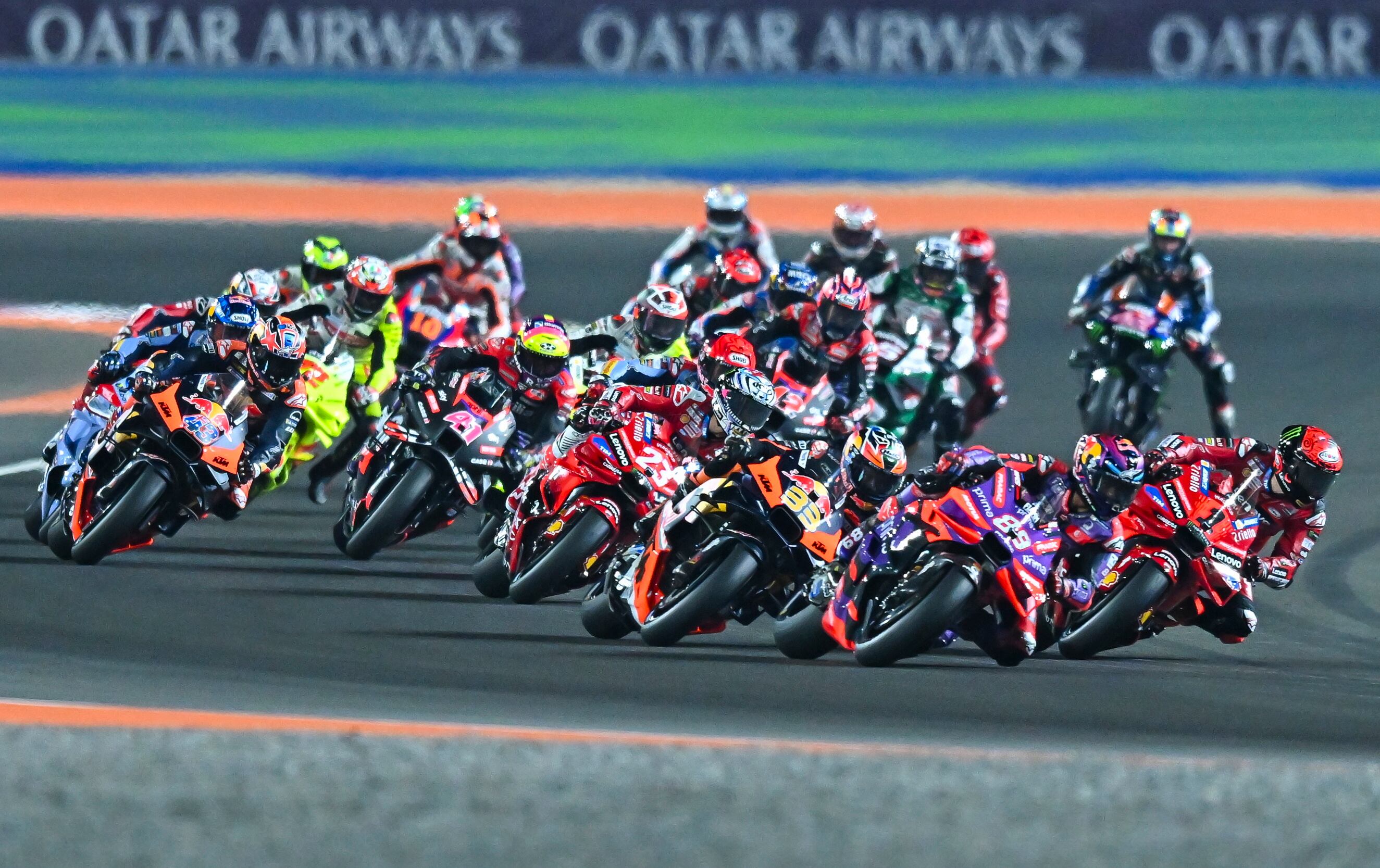 Doha (Qatar), 10/03/2024.- Italian MotoGP rider Francesco Bagnaia (R) of Ducati Lenovo Team leads the pack during the MotoGP race of the Motorcycling Grand Prix of Qatar at the Losail International Circuit in Doha, Qatar, 10 March 2024. (Motociclismo, Ciclismo, Francia, Catar) EFE/EPA/NOUSHAD THEKKAYIL
