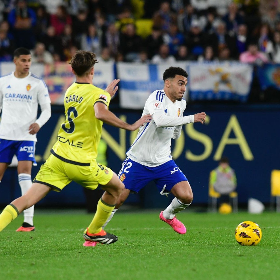 Zedadka supera a Carlos en una acción del Villarreal B-Real Zaragoza, disputado en La Cerámica