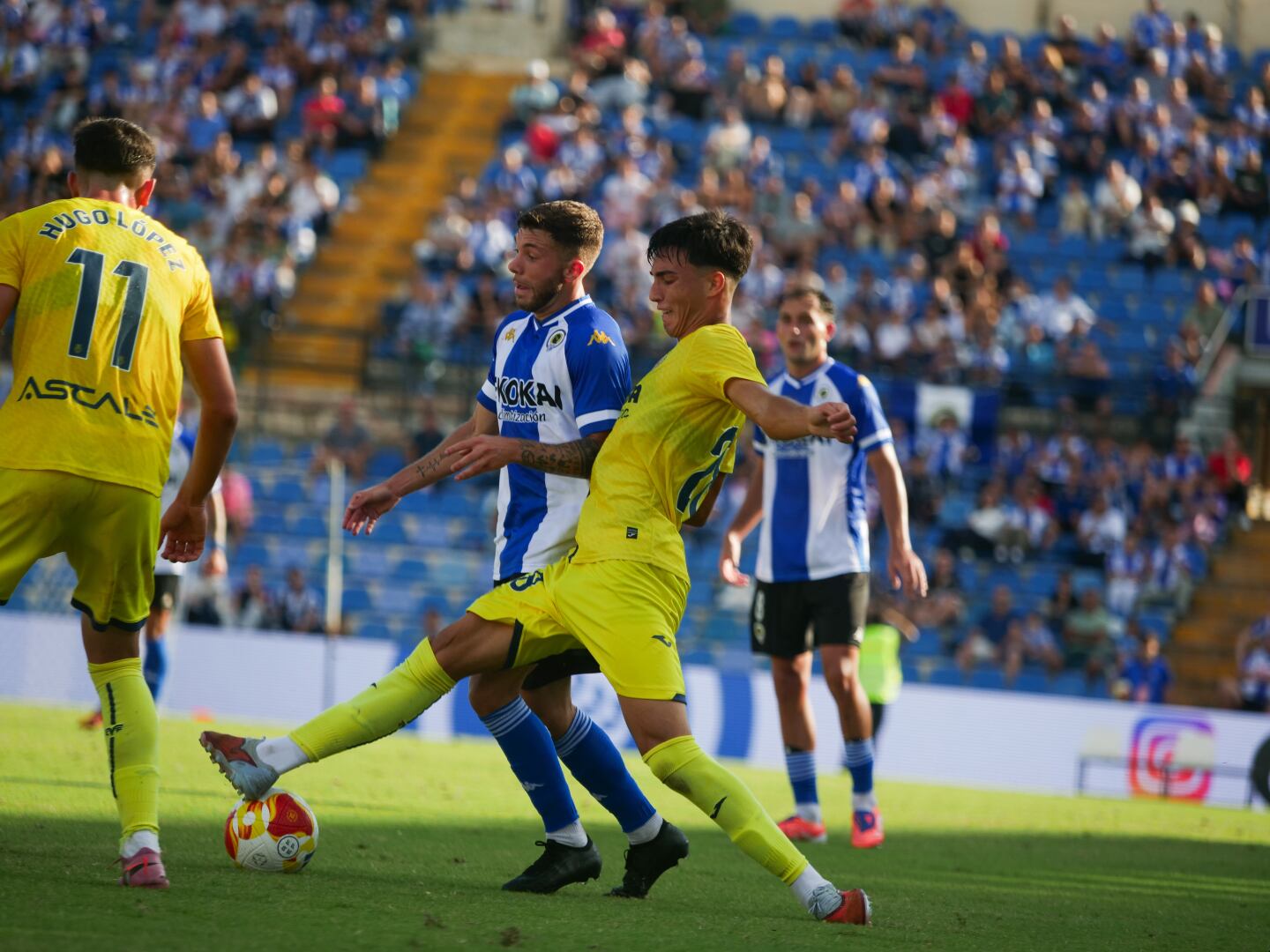 Antonio Aranda y Carlos Mangada, jugadores del Hércules, frente al Villarreal B