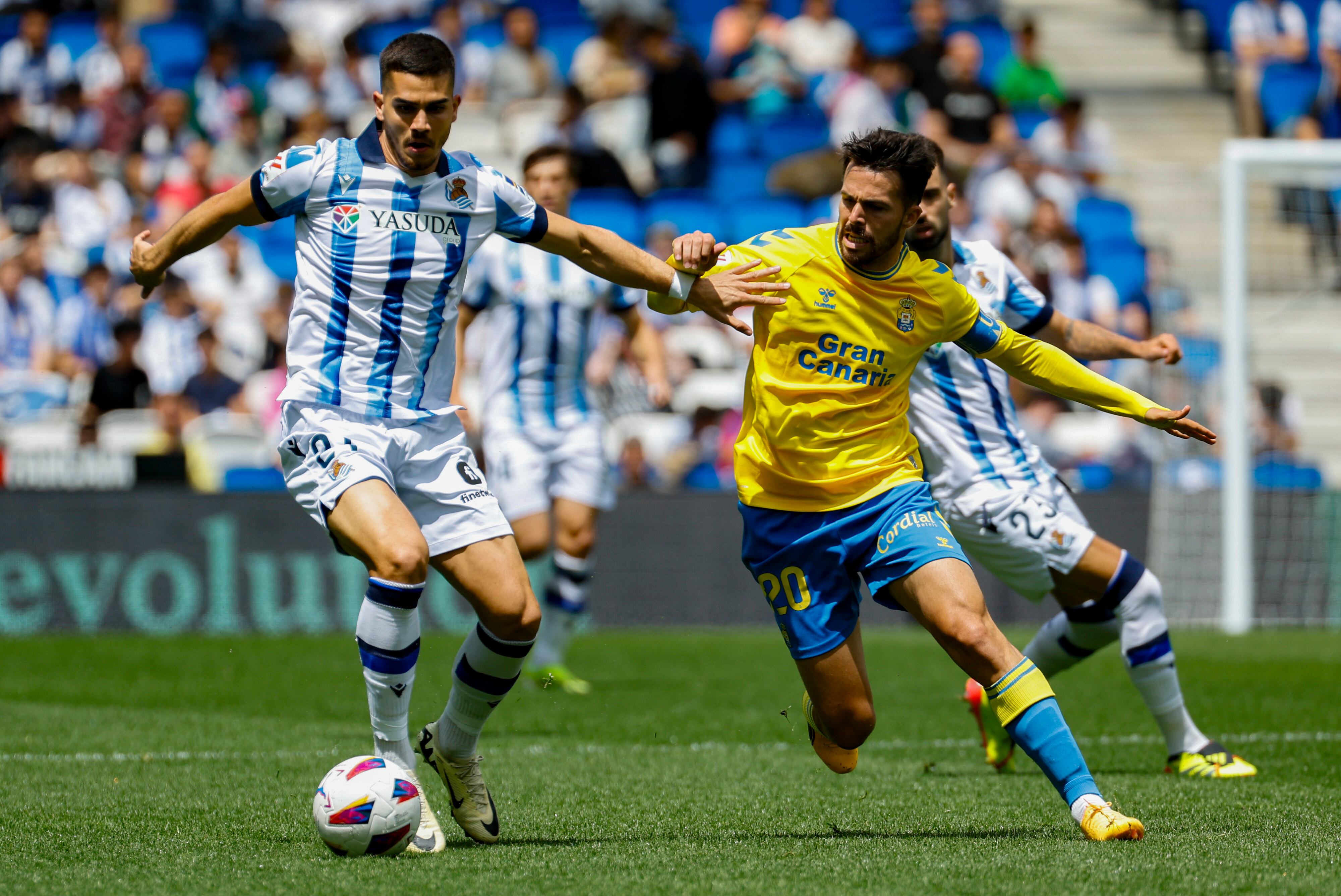 SAN SEBASTIÁN, 04/05/2024.- El delantero de la Real Sociedad André Silva (i) controla la pelota ante el centrocampista de la UD Las Palmas Kirian (d), durante el partido de la jornada 34 de LaLiga Ea Sports disputado este sábado en el estadio Reale Arena de San Sebastián. EFE/Juan Herrero
