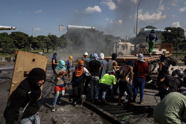 VEN08. CARACAS (VENEZUELA) - Manifestantes se enfrentan a la Guardia Nacional Bolivariana (GNB, policía militarizada) 