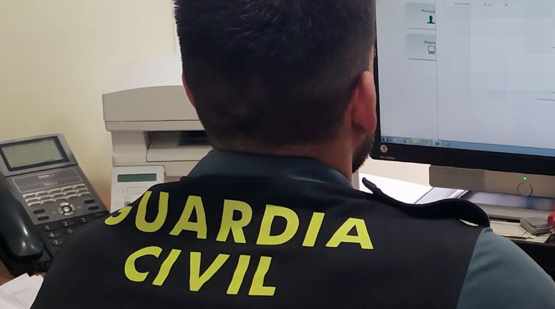 Un agente de la Guardia Civil consulta documentación en un ordenador