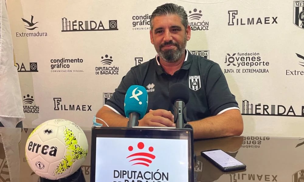 Juan García Acedo, en su etapa como técnico del Mérida. / ADM